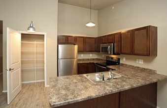 Pinewood Park Villas in Howard, WI - Foto de edificio - Interior Photo