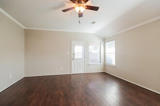 415 Crosby Village Dr in Crosby, TX - Building Photo - Building Photo