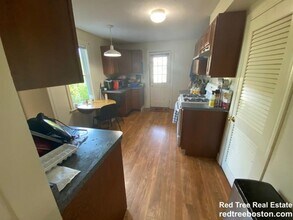 25 Oakland St in Newton, MA - Building Photo - Building Photo
