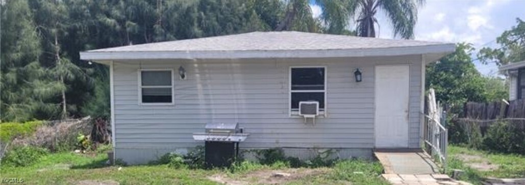 410 Santa Barbara St in North Fort Myers, FL - Building Photo