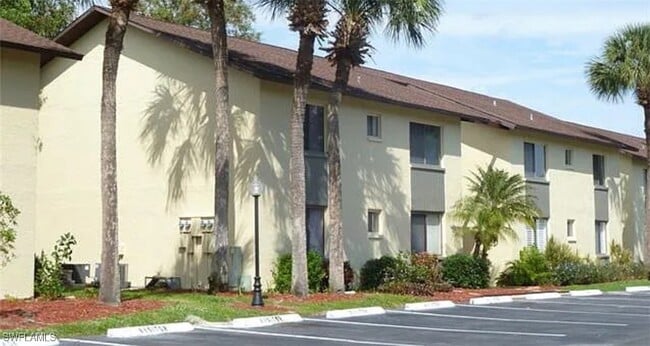 1350 Green Valley Cir in Naples, FL - Foto de edificio - Building Photo