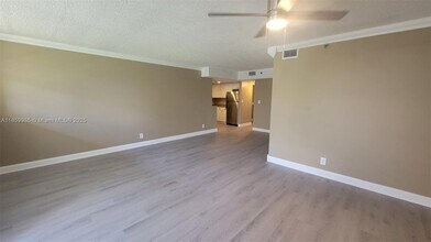 3300 W Rolling Hills Cir in Davie, FL - Building Photo - Building Photo