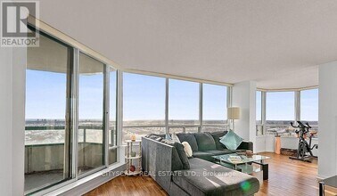 550-1550 Webb Dr in Mississauga, ON - Building Photo - Building Photo