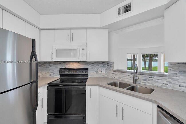 2351 NW 33rd St, Unit 506 in Oakland Park, FL - Building Photo - Building Photo