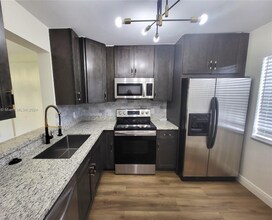 8610 N Sherman Cir in Miramar, FL - Building Photo - Building Photo