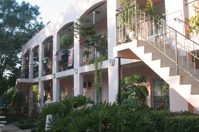 Blue Bay Villas in St. Petersburg, FL - Building Photo - Building Photo
