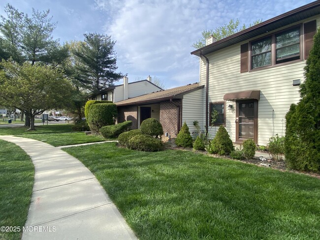 272 Crawford St in Eatontown, NJ - Building Photo - Building Photo