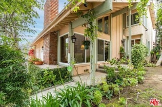 10136 Hollow Glen Cir in Los Angeles, CA - Building Photo - Building Photo