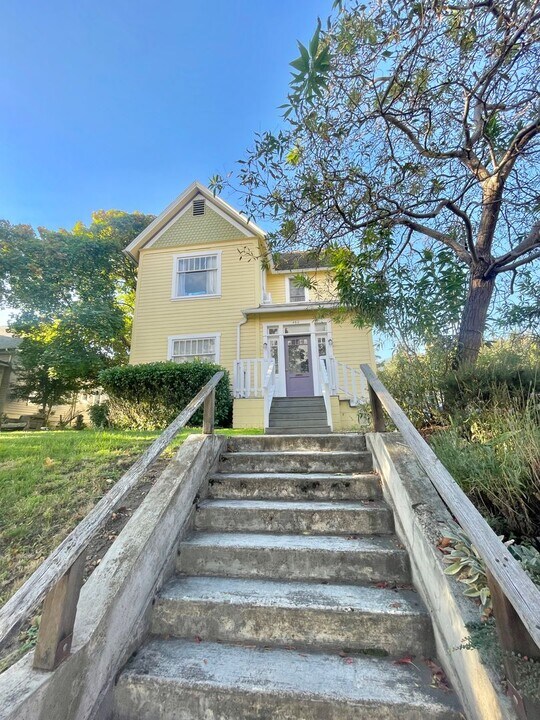 460 Siskiyou Blvd in Ashland, OR - Building Photo
