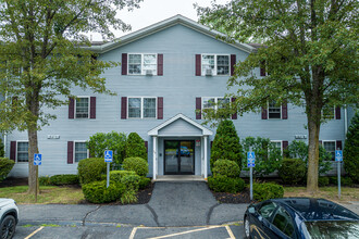 University Crossing in Hadley, MA - Foto de edificio - Building Photo