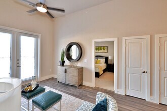 Oaks 5th Street Crossing at City Station in Garland, TX - Foto de edificio - Building Photo