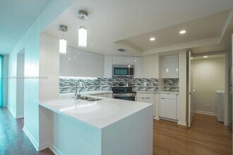 3605 NE 207th St, Unit 1215 in Miami, FL - Building Photo - Building Photo