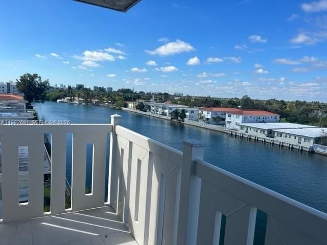 7900 Tatum Waterway Dr in Miami Beach, FL - Foto de edificio - Building Photo