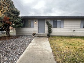 306 2nd St SE in East Wenatchee, WA - Building Photo