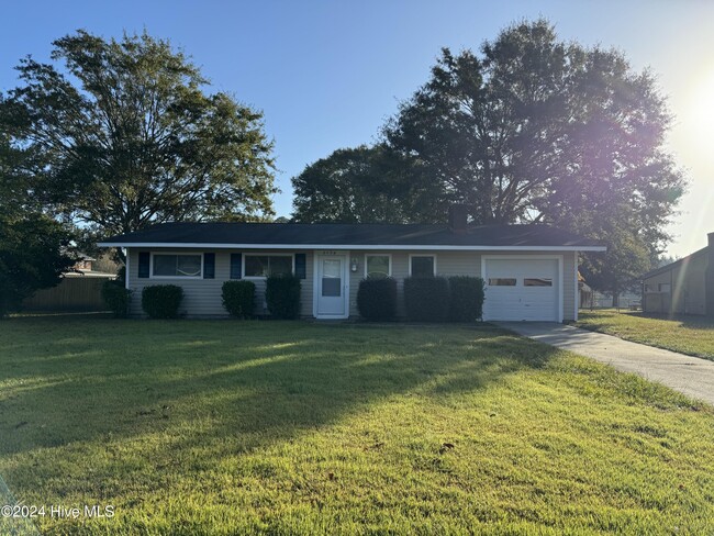 2005 Oakwood Dr in Jacksonville, NC - Foto de edificio - Building Photo