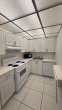 17530 NW 68th Ave in Hialeah, FL - Foto de edificio - Building Photo