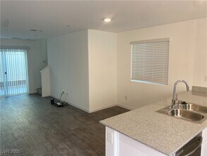 12130 Midnight Pine Rd in Las Vegas, NV - Building Photo - Building Photo
