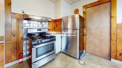 24 Mayberry Ave, Unit 3 in Medford, MA - Foto de edificio - Building Photo