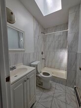 18717 Linden Blvd in Saint Albans, NY - Foto de edificio - Building Photo