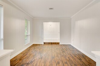 5751 Creekbend Dr in Houston, TX - Building Photo - Building Photo
