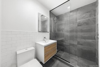 475 Kent Ave in Brooklyn, NY - Building Photo - Building Photo