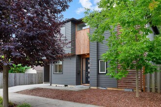 8001 SE Cesar Estrada Chavez Blvd in Portland, OR - Building Photo - Building Photo