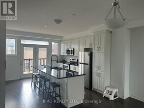 3040 John McKay Blvd in Oakville, ON - Building Photo - Building Photo