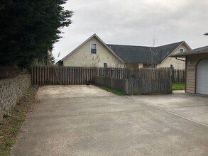 1025-1035 Kentucky Ave in Coos Bay, OR - Building Photo - Building Photo