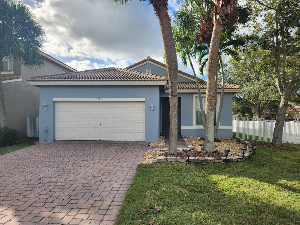 5146 Massy Dr in Greenacres, FL - Building Photo