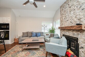 8323 Lake Crystal Dr in Houston, TX - Building Photo - Building Photo