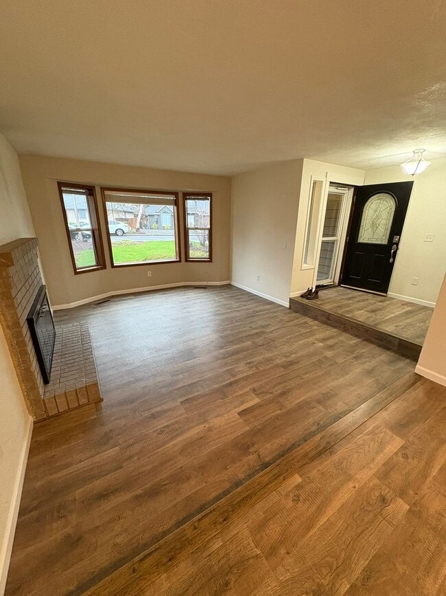 3079 Sycamore Wy in Medford, OR - Building Photo - Building Photo