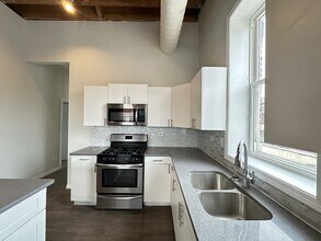 1202 W Grand Ave in Chicago, IL - Foto de edificio - Building Photo