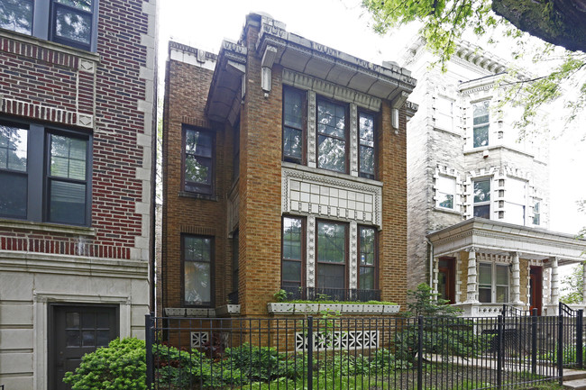 1057 W Oakdale Ave in Chicago, IL - Building Photo - Building Photo