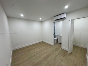 12201 SW 64th St in Miami, FL - Foto de edificio - Building Photo