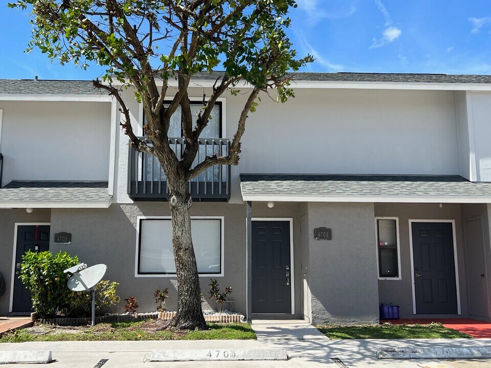 4704 Pier Dr in Greenacres, FL - Building Photo