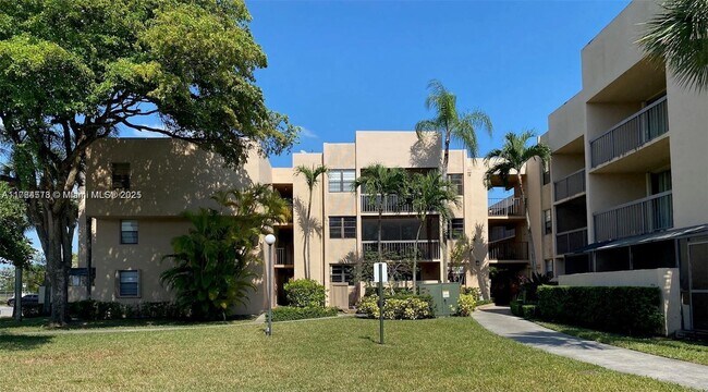 10525 SW 112th Ave, Unit 212 in Miami, FL - Building Photo - Building Photo