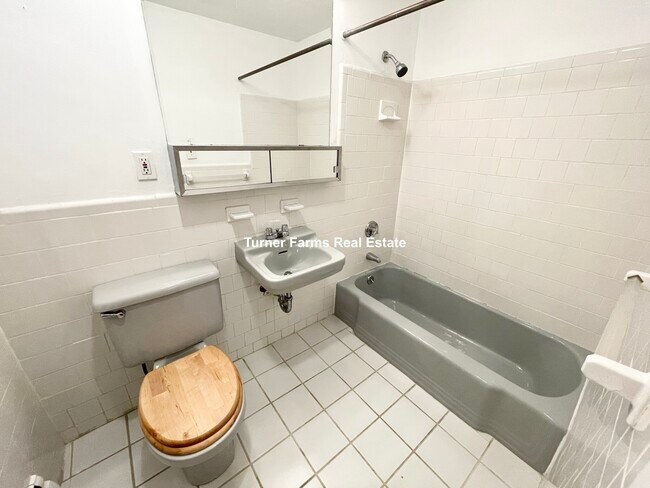 44 Evergreen St, Unit 23 in Boston, MA - Foto de edificio - Building Photo