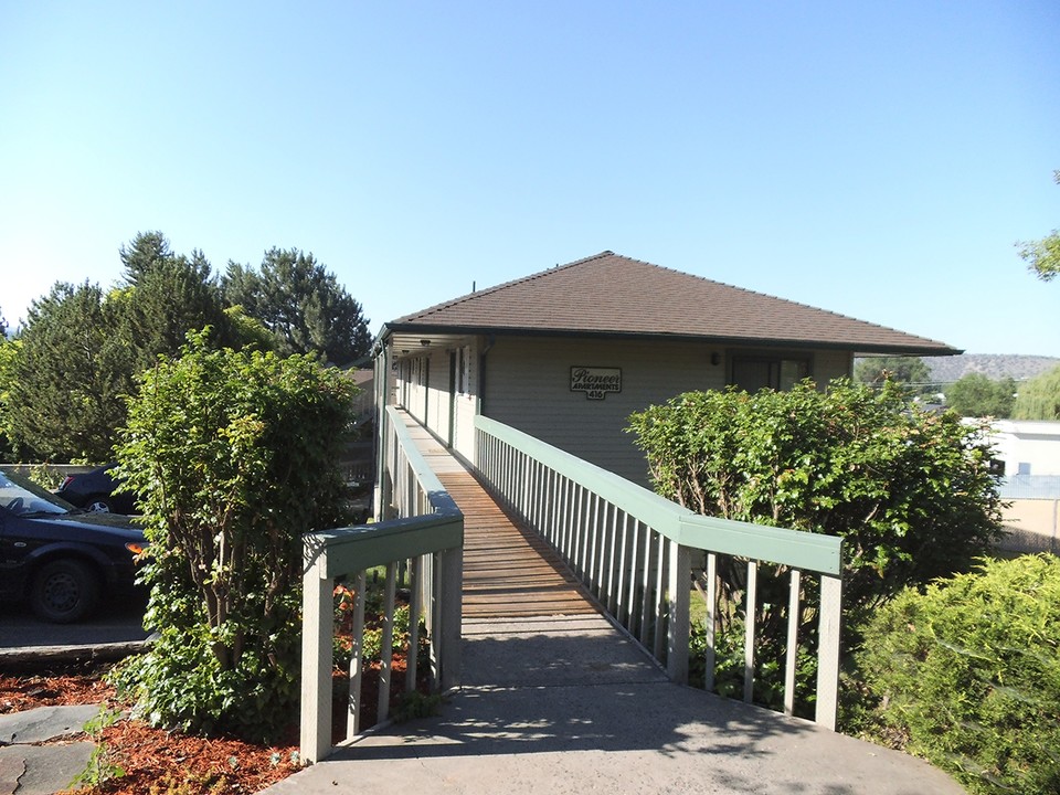 Pioneer Apartments in Prineville, OR - Building Photo