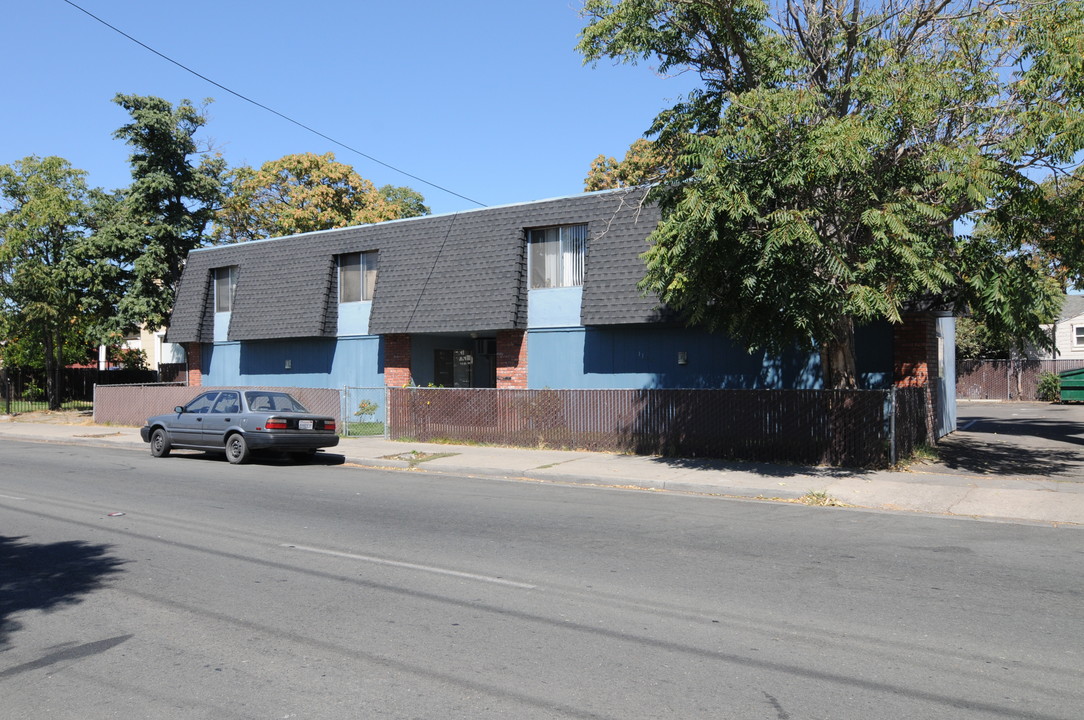 1133 E Park St in Stockton, CA - Building Photo