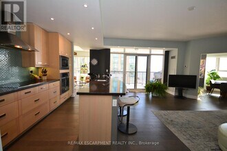 399 Elizabeth St in Burlington, ON - Building Photo - Building Photo