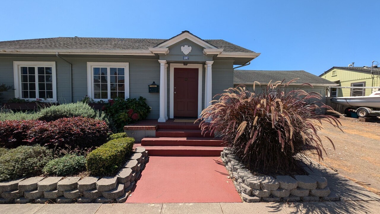 1303 Laurel St in Santa Cruz, CA - Building Photo