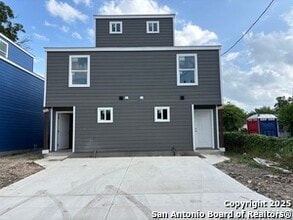 3038 W Salinas in San Antonio, TX - Building Photo - Building Photo