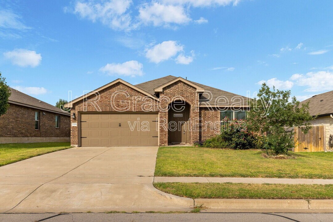 3208 Beutel Rd in Lorena, TX - Building Photo