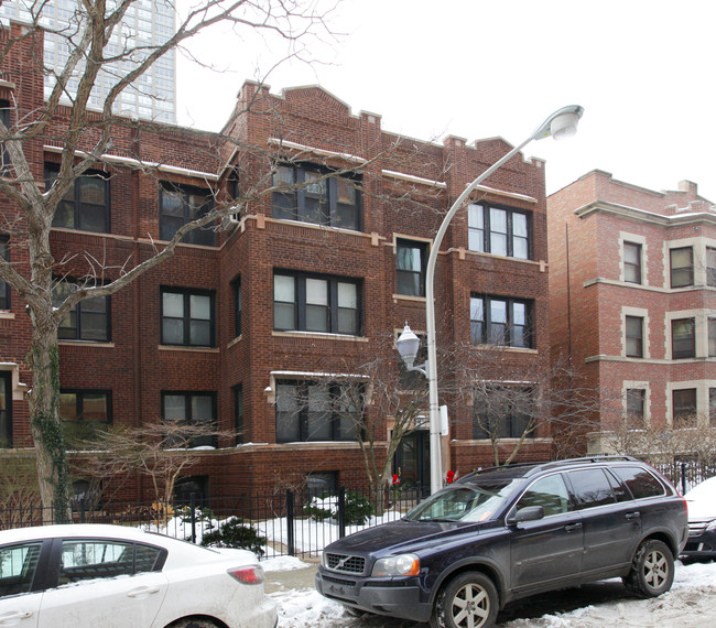 701-703 W Bittersweet Pl in Chicago, IL - Foto de edificio - Building Photo