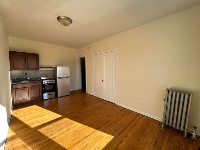 2712 N Milwaukee Ave, Unit 202 in Chicago, IL - Building Photo - Building Photo