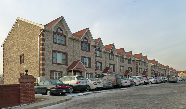 Edgewater Estates in College Point, NY - Building Photo - Building Photo