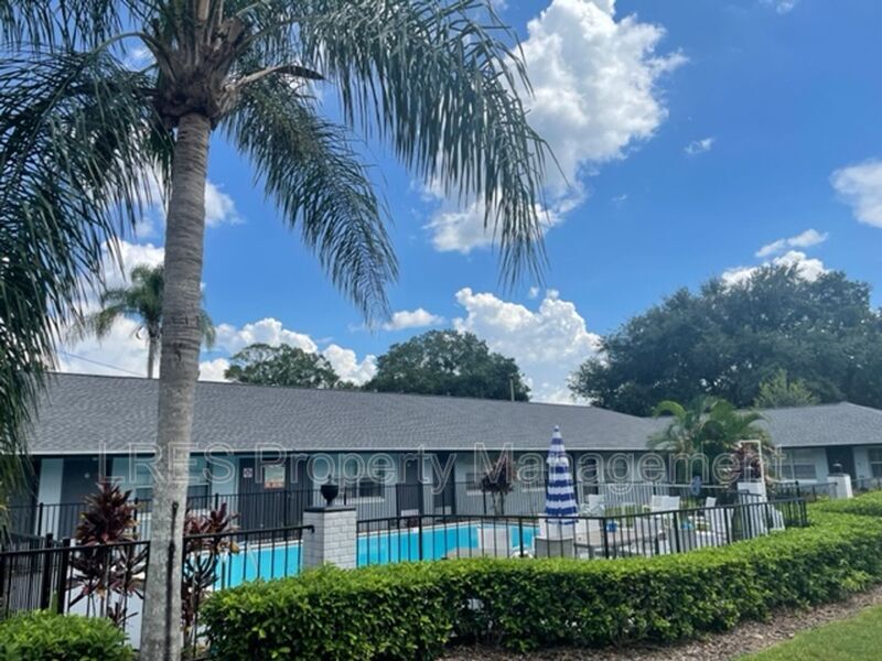 1031 Columbia Ave in St. Cloud, FL - Foto de edificio