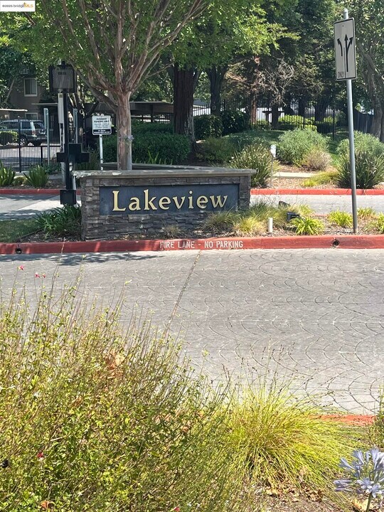 2207 Lakeview Cir in Pittsburg, CA - Building Photo