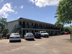 Colonial Greens I Apartments in Victoria, TX - Building Photo - Building Photo