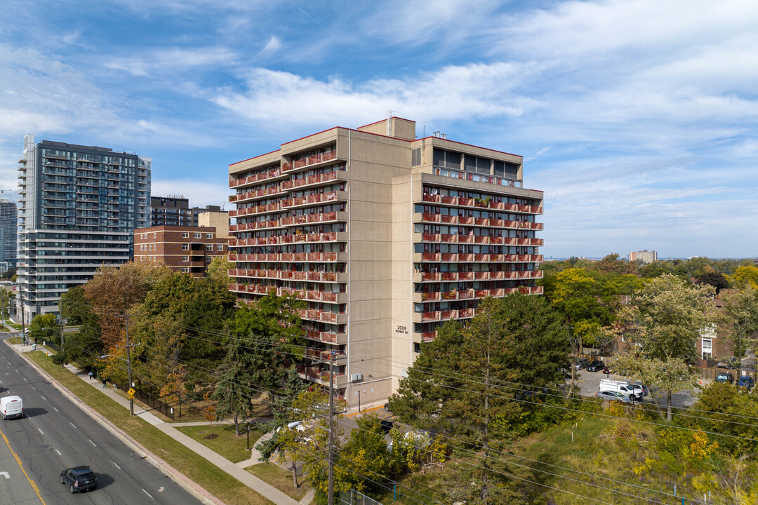 Wishing Well Manor in Toronto, ON - Building Photo